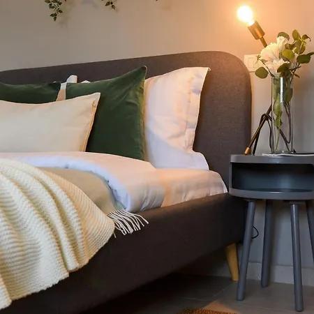 Apartment Read About It - Stylish *